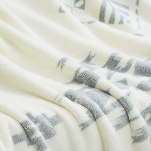 Pendleton Plush Throw - Picture 4 of 5